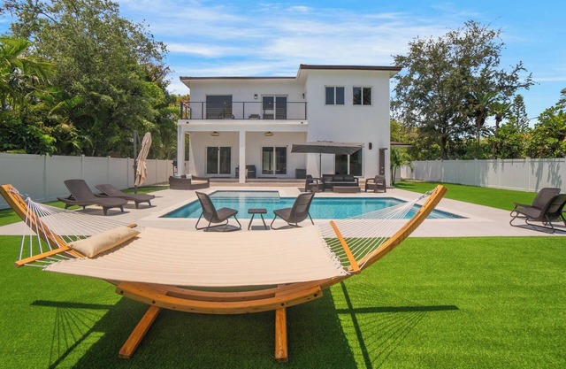 Luxury 4BR Retreat w/ Heated Pool + Free Car Rental – Near Miami & Beaches