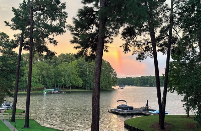 Luxury 5-bedroom home on beautiful Lake Oconee with Private Pickleball court!