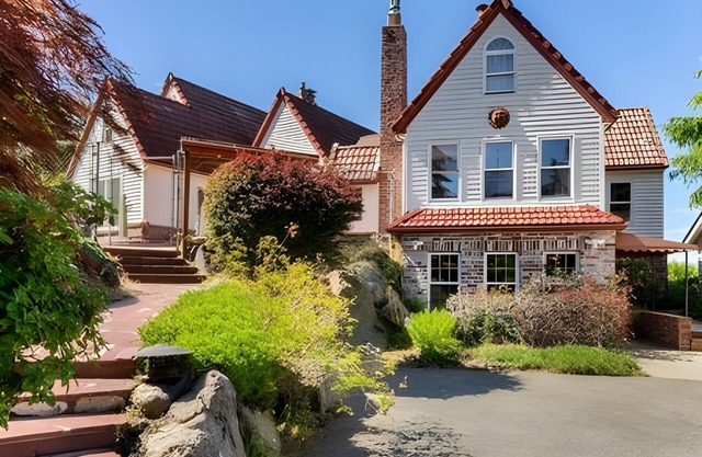 Luxury 5BR | Amazing Water Views | Large Backyard!