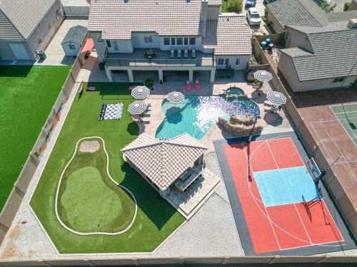 Luxury 6BR Retreat - Pool BBQ Theater and Games