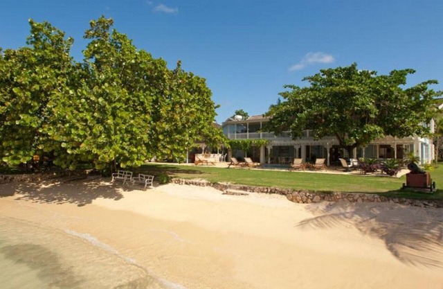 Lujosa villa privada de 7 dormitorios frente a la playa en Discovery Bay - Comuníquese con Exceptional Villas