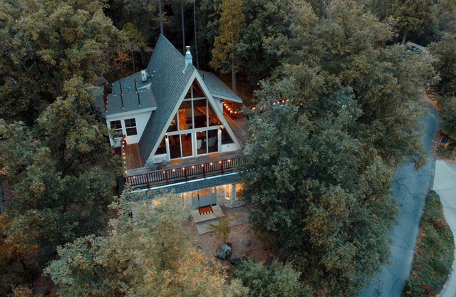 Luxury A Frame in beautiful Bass Lake w/ boat slip, game room, pets ok