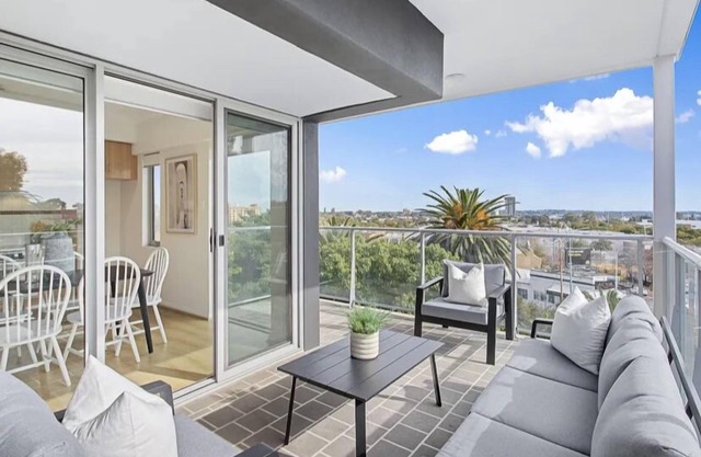 Luxury Apartment with Private Balcony & Parking in Perth CBD.