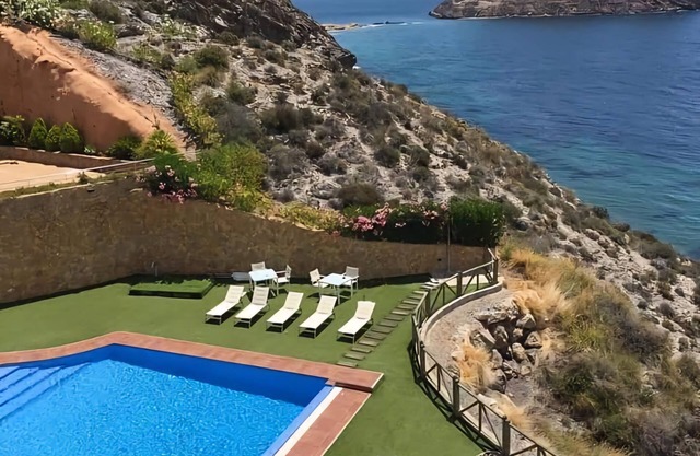 Apartamento de lujo con espectaculares vistas al mar con piscina comunitaria.
