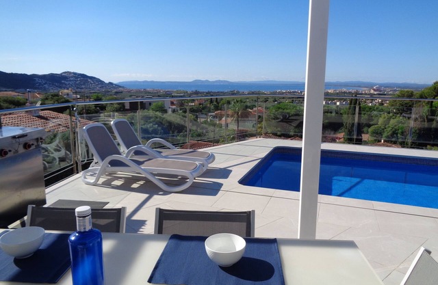 Lujo en Villa Rosas, piscina, mágica vista al mar y montaña