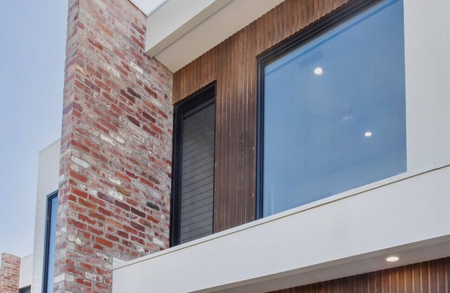 Luxury Avenue Retreat- Sleeping 8, Fireplace, Aircon, Garage