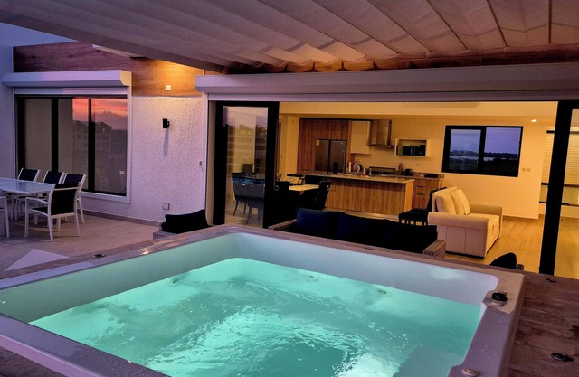 Penthouse de lujo en la playa con jacuzzi y vista a la laguna