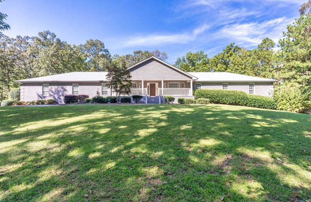 Luxury Brooks Retreat – 7BR 9BA, WiFi, Chef's Kitchen, Workspace, Outdoor Oasis!