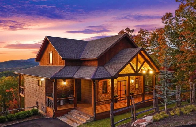Luxury Cabin - Mountain Views, Pool Table, Hot Tub