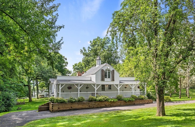 Luxury carriage house with tons of space and 325 feet of shoreline!!