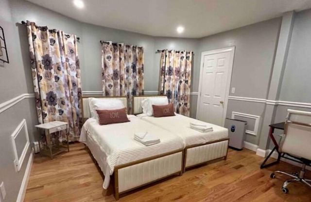 Luxury Charm by the Charles. 2 Bed 1 Full Bath with 2 Car parking