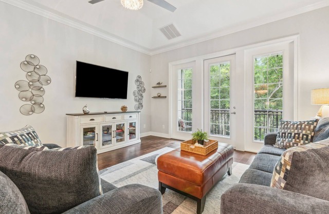 Luxury condo with Pool & Beach Supplies. 5min Walk to Beach! Close to The Ritz.