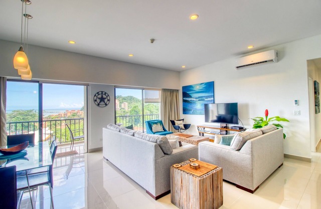 Condominio de lujo con balcón, vista al mar y la selva y diseño abierto.