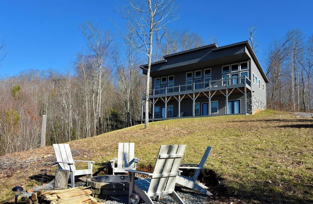 Luxury Contemporary Chalet with spectacular views, amenities & nearby activities