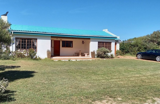 Casa de lujo con hermosas vistas a un lago en una reserva natural cerca del mar