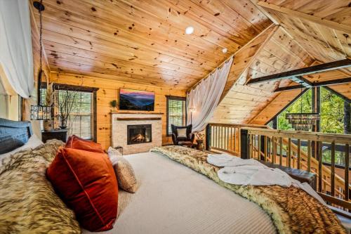 Luxury Couples Retreat- Hot Tub-Fireplace- Fire Pit- BBQ