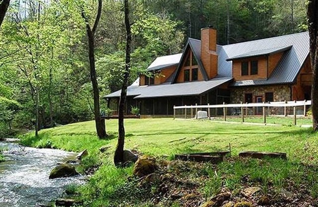 Lujo Creekside Lodge con bañera de hidromasaje y sala de juegos, ideal para grupos grandes.
