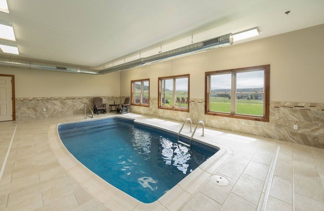 Beary Fine Resort: Lake Access, Dogs Welcome, Indoor Pool!