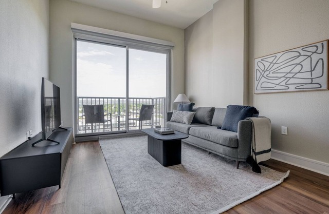 Luxury Downtown 1BR w/ Gym, W/D, Pool, walk to 6th St bars, by Blueground