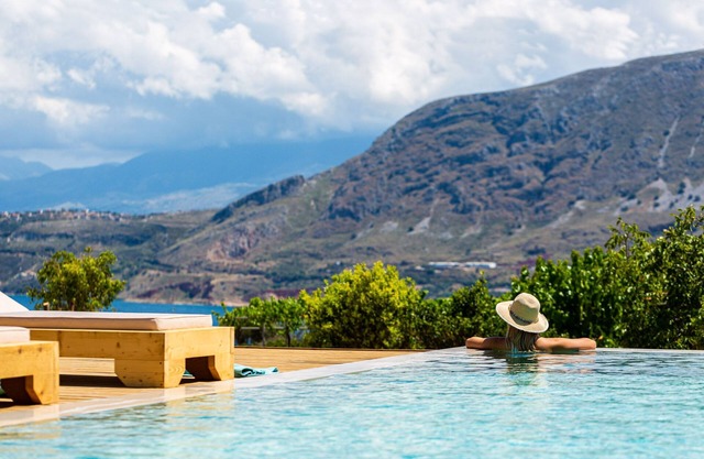 Luxury Ensuite Villa Overlooking Souda Bay