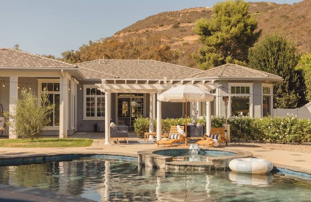 Luxury family-friendly villa w/ resort backyard