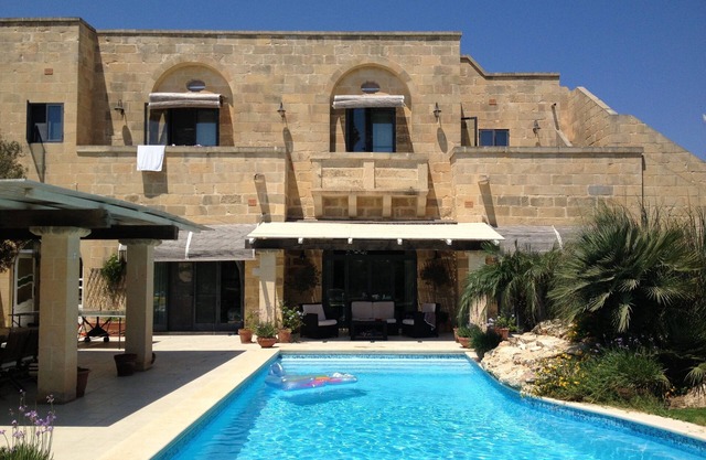 Villa familiar de lujo con gran jardín y piscina.