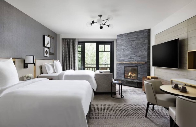 Luxury Four Seasons 2 Doubles Hotel Room - walk to Gondola One