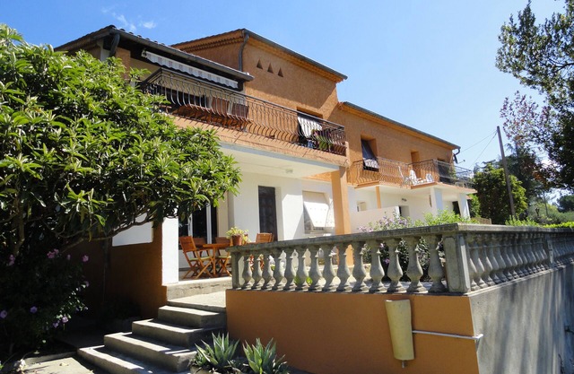 Casa familiar de lujo con piscina climatizada. Entre mar y montaña.