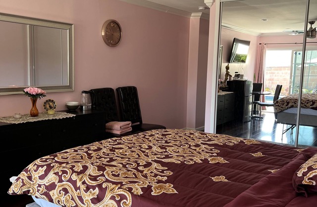 Luxury guest suite with private entry and pool view.Sleeps 2 . Near CSUN.