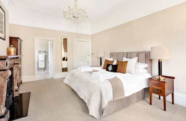 Luxury Harrogate townhouse apartment with parking