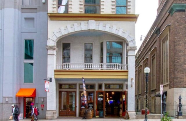 Luxury Historic Flat - Blocks From Broadway