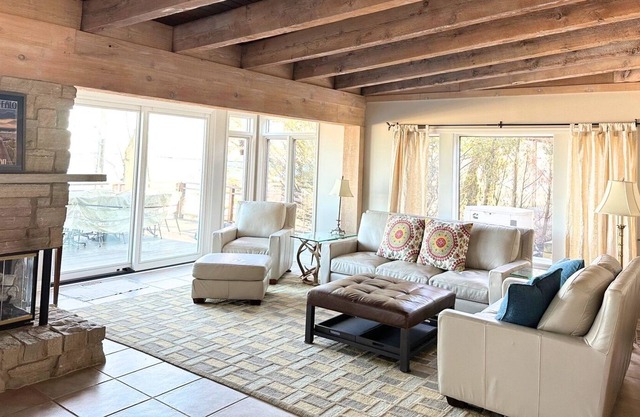 Luxury Home, Giant Deck w Lake Views, Sauna & More!