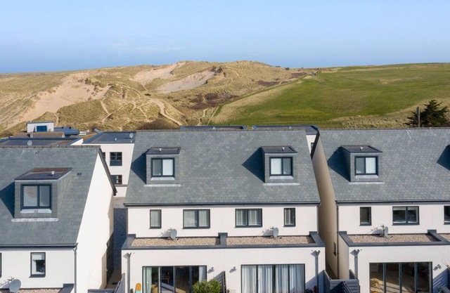 Luxury home near the beach at Holywell Bay