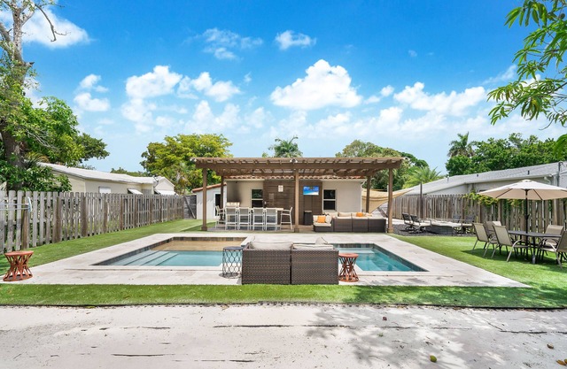 ☀️🐟Luxury Home-pool, hot tub and outdoor kitchen, middle of Ft Lauderdale🌴🌊
