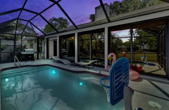Luxury Home W/ Pool - Family Friendly - Sleeps 10