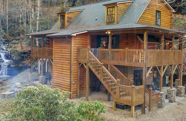 Casa de lujo con ascensor en arroyo con cascadas en 43 acres en las montañas!