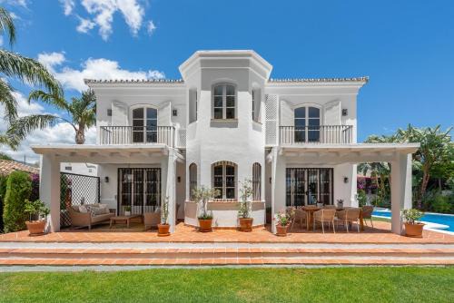 Luxury House with Private Pool and Stunning Interiors