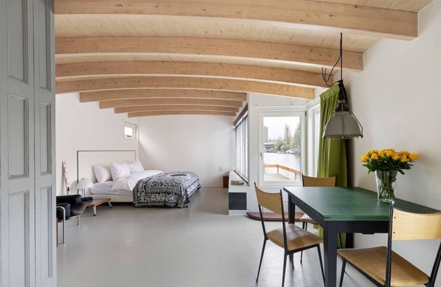 Luxury Houseboat-Apartment is located on the urban island of Prinseneiland in Amsterdam
