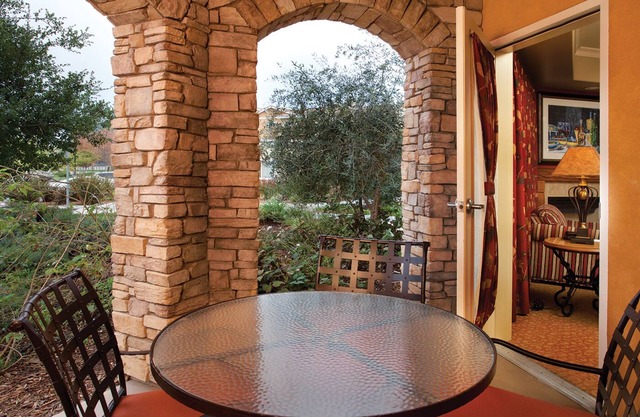 Luxury KING STUDIO SUITE- Napa Valley Resort w/ pool, gym, COMP BOTTLE WINE 🍷