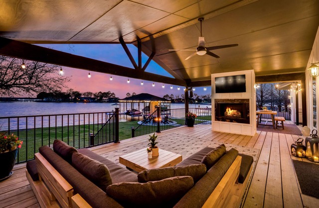 Luxury Lake Front House with Community Pool ***GOLF CART FOR RENT***