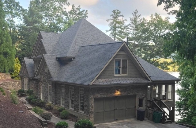 Lujo frente al lago Lodge en comunidad cerrada