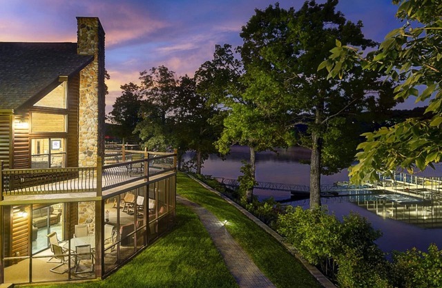 Chalet de lujo frente al lago ~ 2 piscinas ~ Amenidades GRATUITAS ~ Muelle ~ Kayaks ~ MiniGolf ~ Tobogán acuático