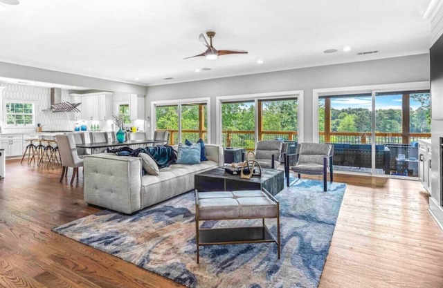 Luxury Lakehouse 30 ngt min · Luxury modern lake house w/ deep water dock & view