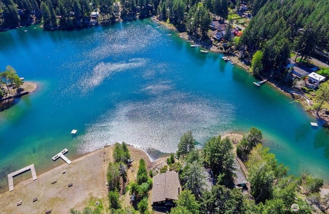 Luxury Lakehouse on Maggie lake w/ AC, outdoor fireplace, BBQ & water activities