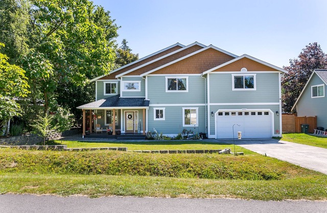Luxury, large family oceanside community home on Birch Bay with beach access