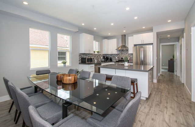 ¡Vida de lujo a minutos del corazón de SF! A una cuadra de la estación de Bart.