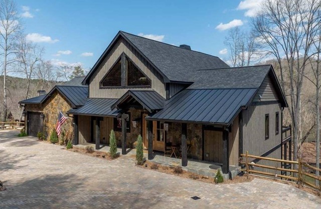 Luxury Lodge on the Toccoa - Riverfront | Hot Tub | Family Friendly