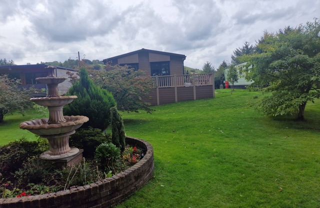 Luxury Lodge - Sleeps 4, hot tub & Parking