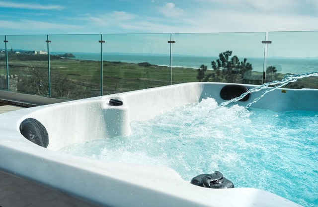 Luxury Lodge with panoramic sea views and private hot tub - 5 mins walk to beach