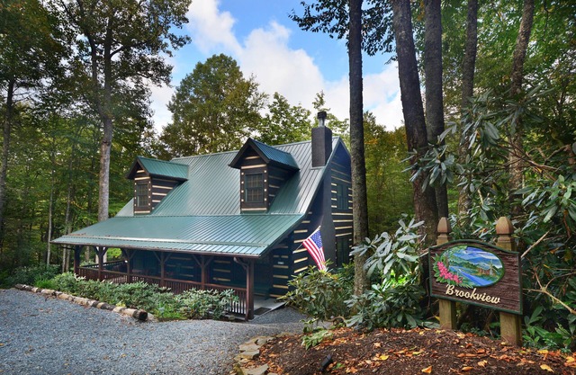 * Cabaña de lujo *: 3 reyes / 1 reina / 4 completos (literas) + chimenea + hoguera + jacuzzi + 4 televisores